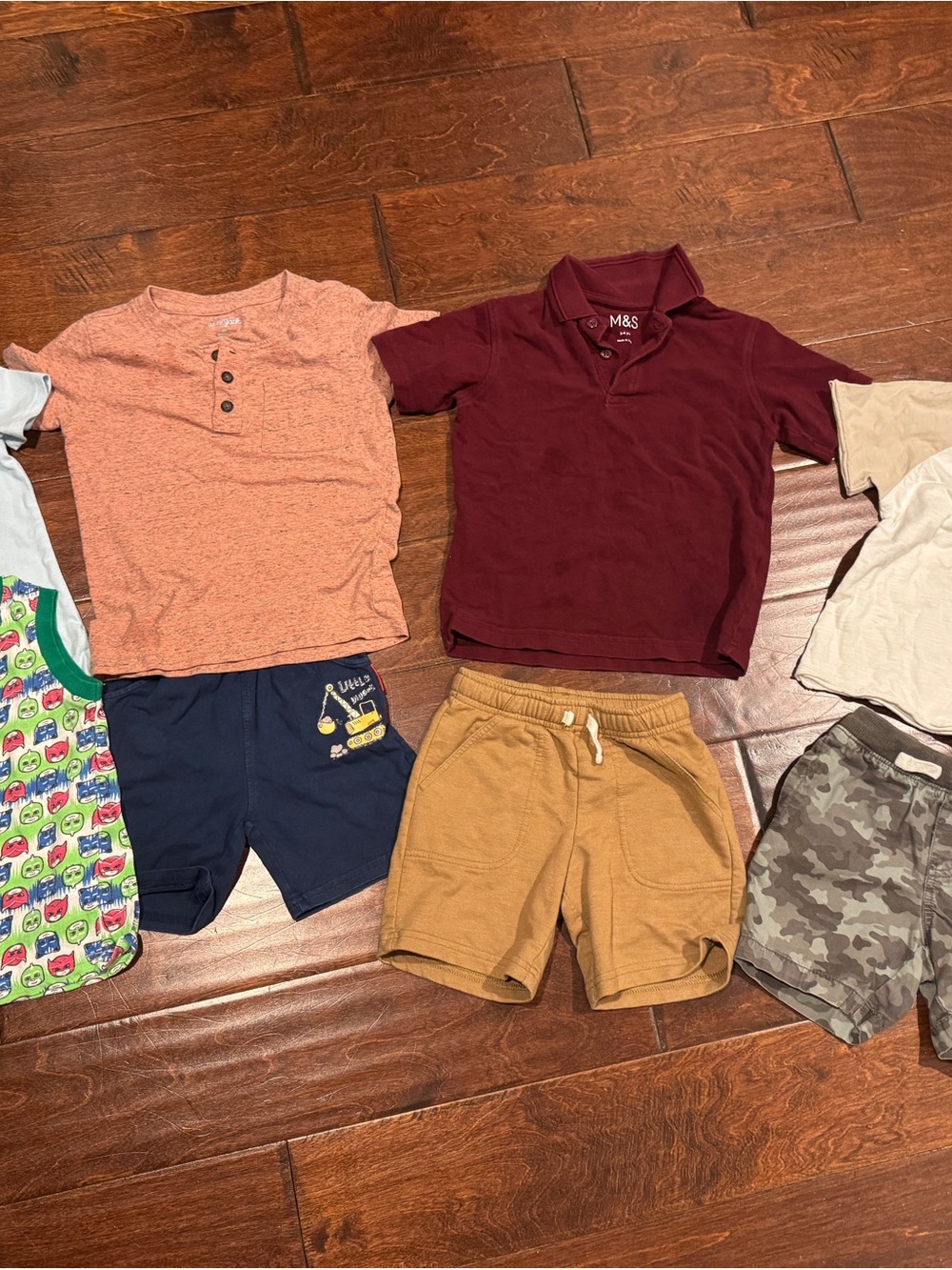 Bundle 4T ( 2 items fits like 4T)